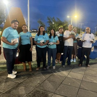 Time de frente da distribuição de Bíblias da Assembleia de Deus Torre de Oração.